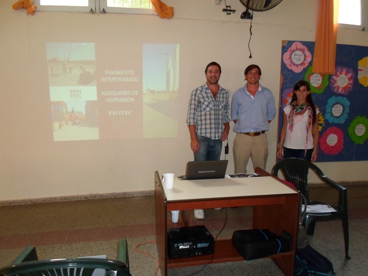 CapacitaciÃ³n sobre adoquines intertrabados (PAVITEC). Organizado en conjunto con la la Municipalidad de Santa Fe (Vecinal Mariano Comas)
