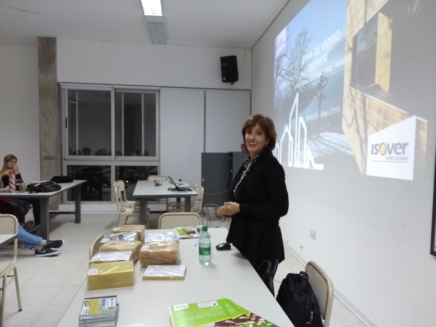 Recibimos la visita de la Arq. Sandra Lambiasse de la empresa ISOVER. Con ella pudimos aprender sobre los diferentes tipos de lanas de vidrio que tenemos disponibles, y poder dar una soluciÃ³n eficiente a cada proyecto. Agradecemos a la FADU-UNL por su int (FADU UNL)